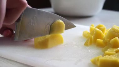 Patates Kesen Genç Bir Kadının Elleri. Ev Yemeği Konsepti. Evde Kal.