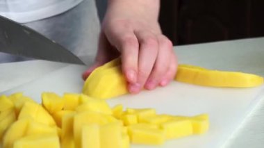 Patates Kesen Genç Bir Kadının Elleri. Ev Yemeği Konsepti. Evde Kal.