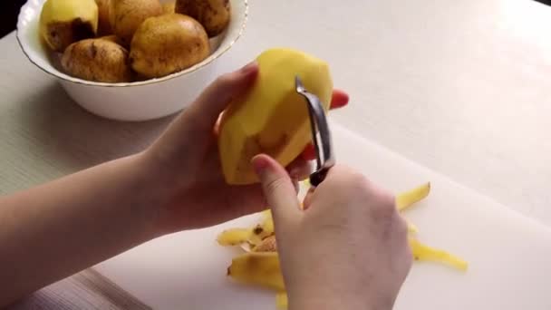 Руки Молодої Дівчини Очищають Картоплю Готуємо Домашню Страву — стокове відео