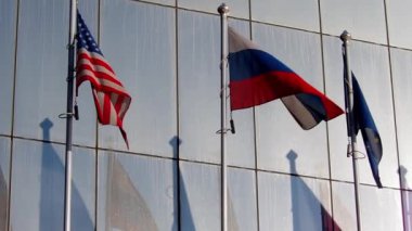 Rüzgarda dalgalanan farklı ülkelerin bayrakları.