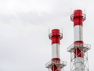 Dumanın gökyüzünün arka planına doğru yükseldiği bacalar. Ekoloji kavramı, yeryüzü havasının kirliliği..