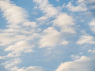 Mavi bir gökyüzü bulutlu bir görüntü.