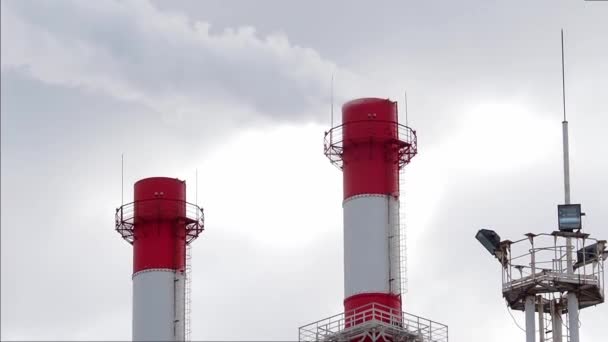 Skorstenar Från Vilka Röken Kommer Mot Bakgrunden Himlen Begreppet Ekologi — Stockvideo