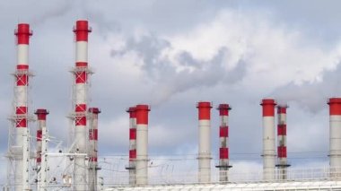 Dumanın gökyüzünün arka planına doğru yükseldiği bacalar. Ekoloji kavramı, yeryüzü havasının kirliliği..