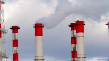 Dumanın gökyüzünün arka planına doğru yükseldiği bacalar. Ekoloji kavramı, yeryüzü havasının kirliliği..