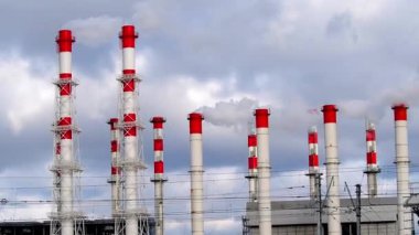 Dumanın gökyüzünün arka planına doğru yükseldiği bacalar. Ekoloji kavramı, yeryüzü havasının kirliliği..