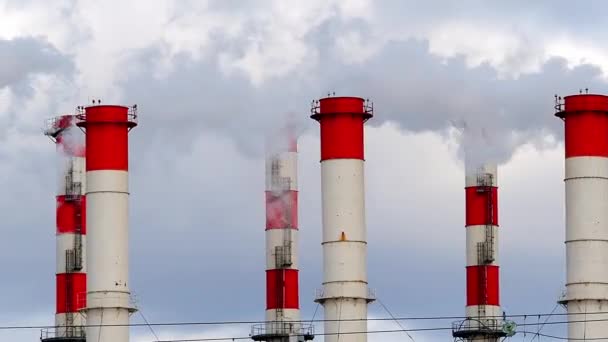 Las Chimeneas Las Que Sale Humo Sobre Fondo Del Cielo — Vídeo de stock