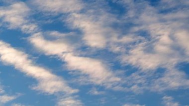 Mavi gökyüzündeki bulutlar. Temiz hava, temiz hava, huzur kavramı..