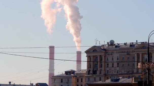 Kominy Których Wydobywa Się Dym Tle Nieba Koncepcja Ekologii Zanieczyszczenie — Wideo stockowe