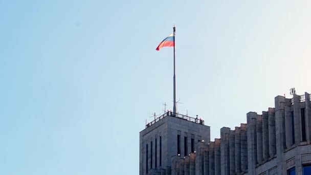 Edificio Casa Blanca Rusia Con Una Bandera Ondeando Cielo Azul — Vídeos de Stock