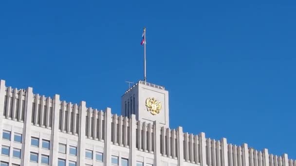 Edificio Casa Blanca Rusia Con Una Bandera Ondeando Cielo Azul — Vídeo de stock