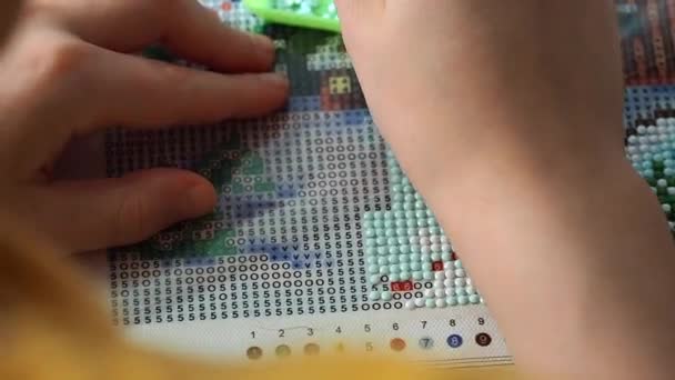Proces Tworzenia Obrazu Kryształów Hobby Zbliżenie Rąk Dziecka — Wideo stockowe