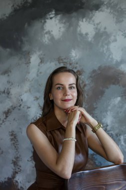 Kahverengi saçlı, kahverengi elbiseli iş kadını.