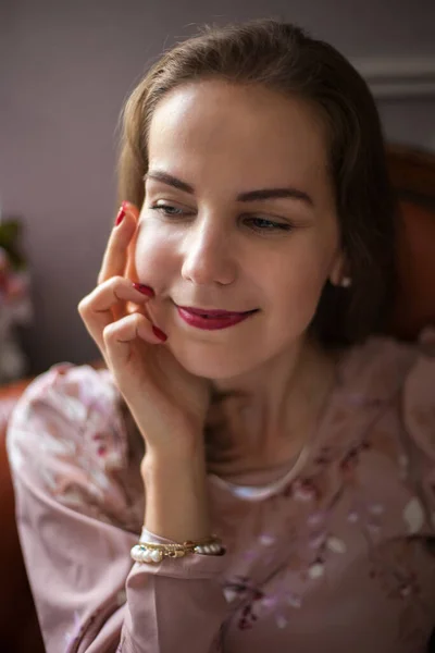 Ritratto di felice ragazza sorridente con labbra rosse — Foto Stock