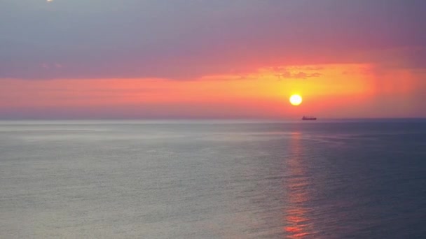 Złoty wschód słońca zachód słońca nad morzem fale oceaniczne. — Wideo stockowe