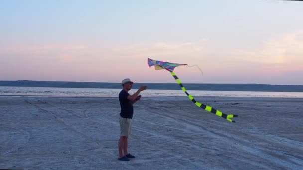 Цветной воздушный змей против голубого неба на закате — стоковое видео