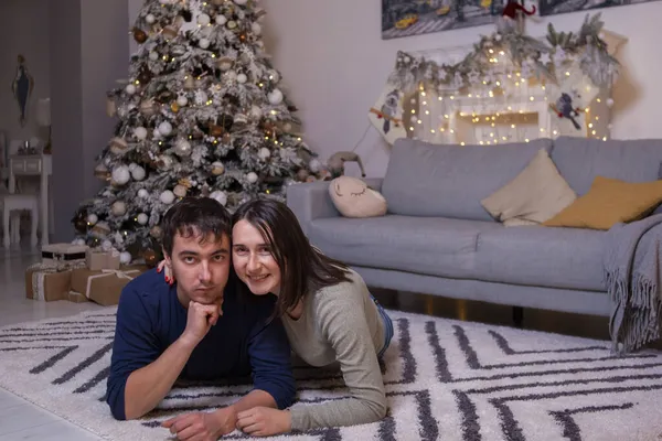 Mutlu Noel ağacının yanında genç bir çift — Stok fotoğraf