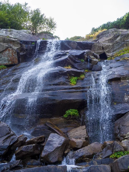 Cascada bajo el pico de Hoverla — Foto de Stock