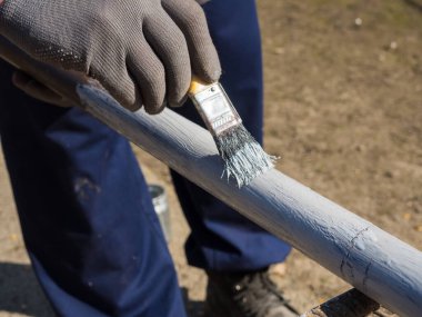 Dışarıdaki metal boruları boyamış.