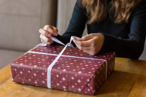 크리스마스 선물에 나비를 묶는 소녀 — 스톡 사진