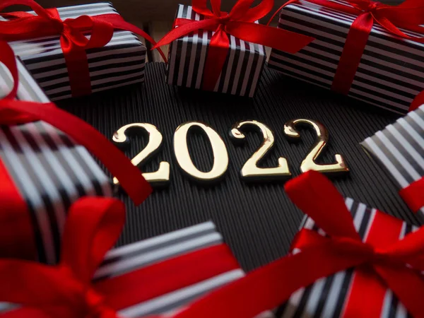 Siyah arka planda 2022