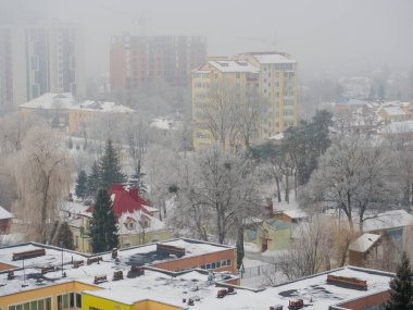 Karlı bir kış gününde şehir manzarası