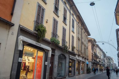 Açılış balkonlu bej cephe ve mavi ahşap panjurlu pencereler