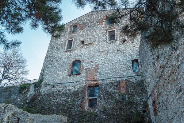 Část hradu města Brescia za slunečného zimního dne — Stock fotografie