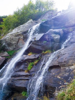 Hoverla zirvesinin altındaki şelale