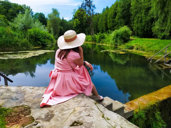 Mulher viajante desfrutando de relaxar com vista para o lago — Fotografia de Stock