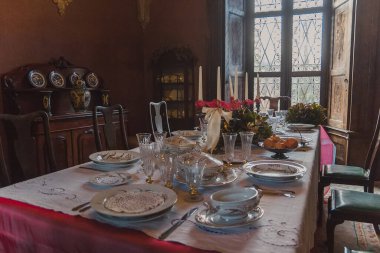 İtalyan şatosu Padernello 'da masayı hazırla.