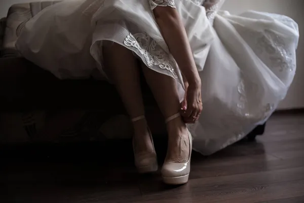 Bride fastening shoes — Stock Photo, Image