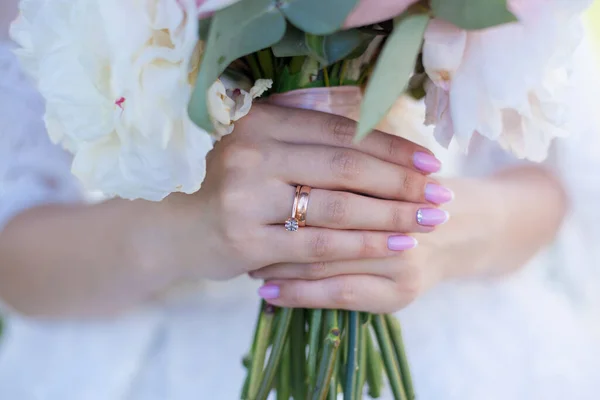 Руки невесты с свадебным букетом — стоковое фото