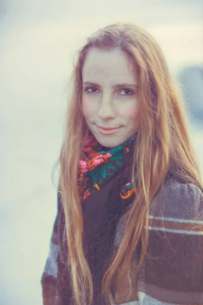 Retrato de uma jovem ruiva lá fora no inverno — Fotografia de Stock