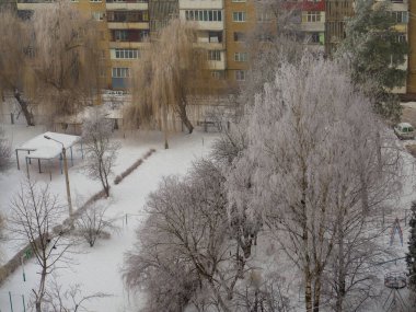 Karlı bir kış gününde şehir manzarası