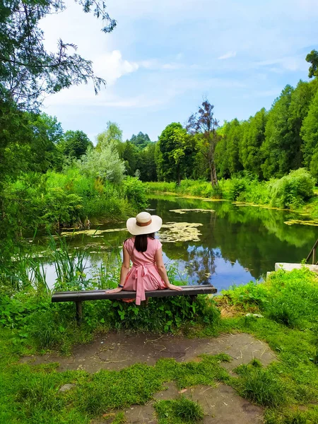 Kobieta podróżnik korzystających z relaksu z widokiem na jezioro — Zdjęcie stockowe