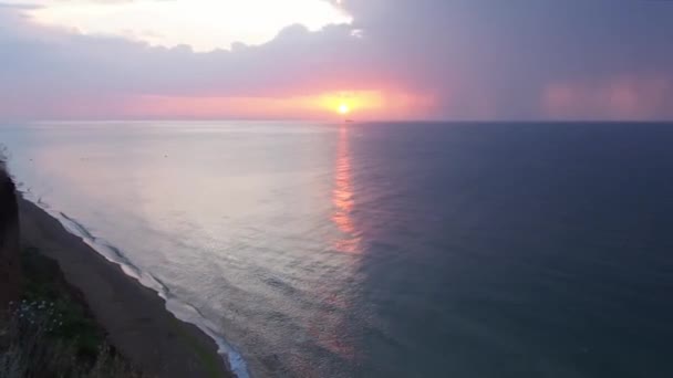 Surf de mar tranquilo amanecer con hermosas nubes de color lila azul y sol naciente — Vídeos de Stock