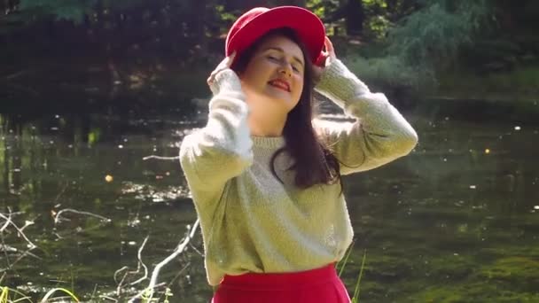 Красива жінка позує в лісі в сонячний осінній день — стокове відео