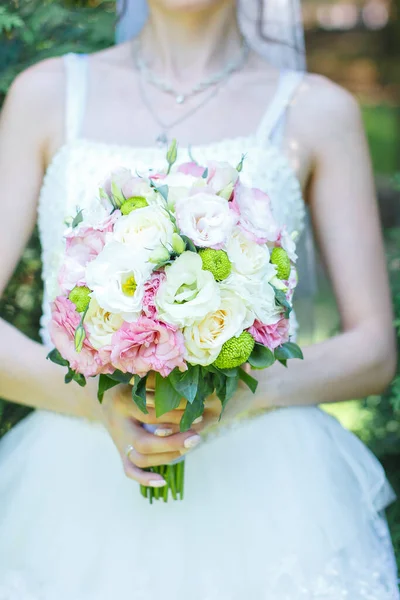Аромат с розами, эустомой или лисиантусом и хризантемами Сантини — стоковое фото