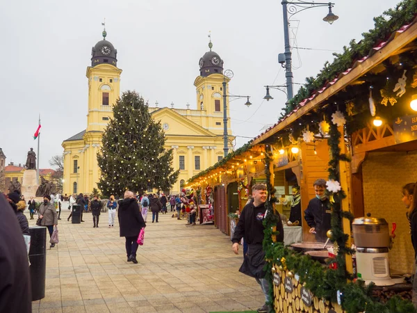 ハンガリーのデブレツェン 2021年12月 旧市街市場の歴史的なハンガリーの都市店舗や人々が冬に歩いてKossuth広場 デブレツェンの美しい街の中心部と市場のための木造キャビン — ストック写真