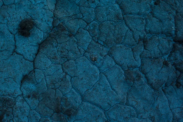 Kurumuş Toprağın Dokusu Koyu Mavi Arka Planda Çatlaklar Oyuklar Var — Stok fotoğraf