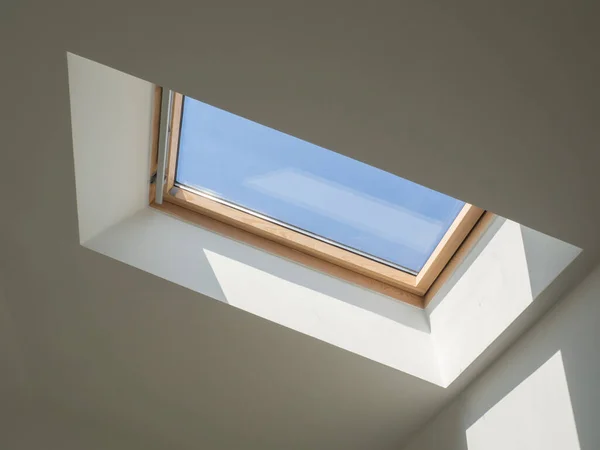 푸른 하늘을 굽어 보고 있는 하얀 천장에 나무 창문을 짓고 있는 더 정교 한 나무 창문 — 스톡 사진