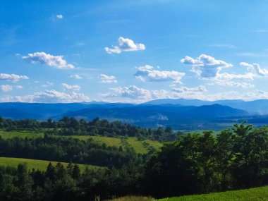 Bulutlu gökyüzü ile Karpatya manzarası