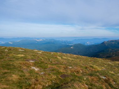 Ukrayna Karpatlar 'ında güneşli bir sonbahar günü