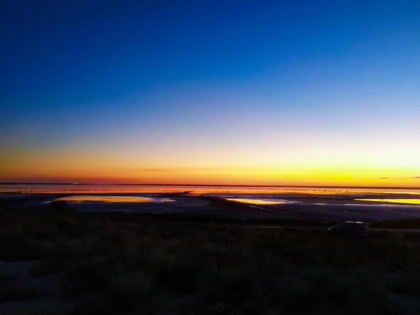 Crepúsculo no lago de sal — Fotografia de Stock