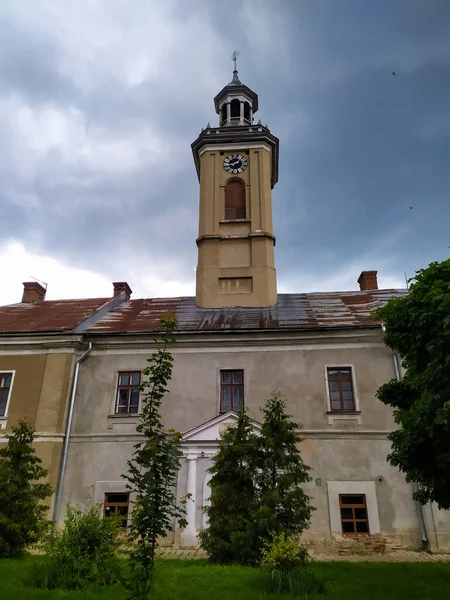 Maison de mairie sur la place du marché à Berezhany, région de Ternopil, Ukraine — Photo