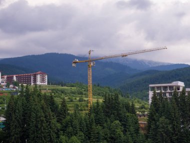 Dağların arasında inşaat vinci