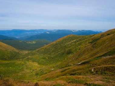 Ukrayna Karpatlar 'ında güneşli bir sonbahar günü