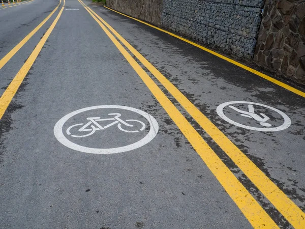 Дорожні знаки для пішоходів і велосипедистів — стокове фото