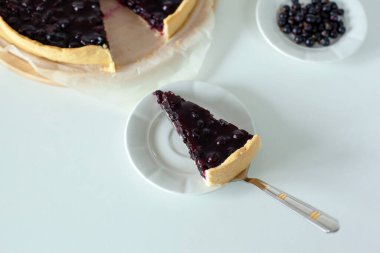 Frenk üzümlü tatlı pasta.